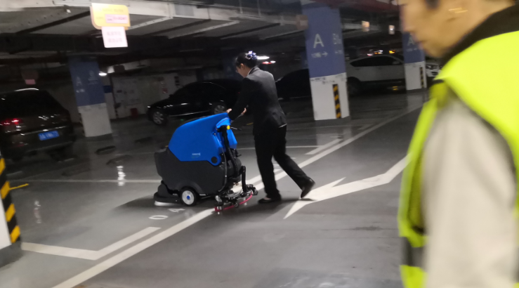住宅小區(qū)使用R50B洗地機實拍圖 住宅小區(qū)使用R50B洗地機實拍圖